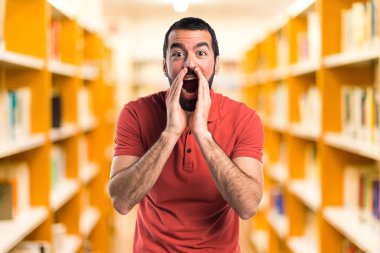 Sakallı yakışıklı delikanlı