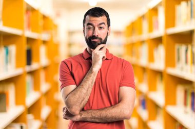 Sakallı yakışıklı delikanlı