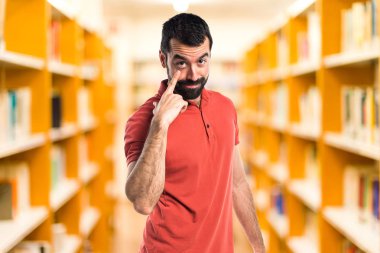 Yakışıklı adam bir şey sunmak