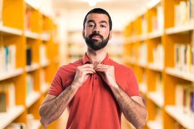 Adam giyen kırmızı polo gömlek