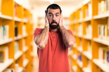 yakışıklı bir adam kulaklarını kapsayan