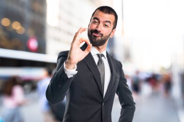 ok işareti yaparak işadamı