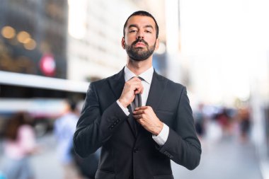 Sakallı yakışıklı delikanlı