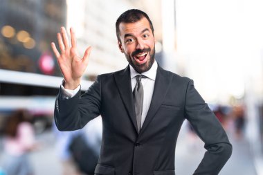 Sakallı yakışıklı delikanlı