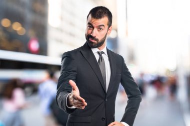 İş adamı anlaşma yapıyor.