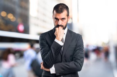 Sakallı yakışıklı delikanlı