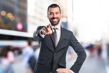 öne doğru işaret eden işadamı