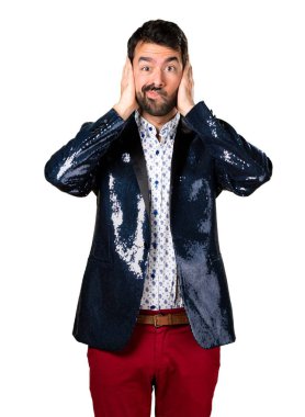 Adam onun kulaklarını kapsayan ceket ile