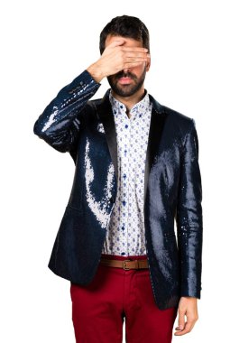 Adam gözlerini kapsayan ceket ile