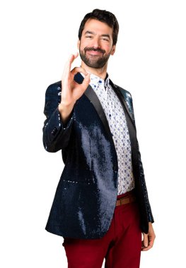 Ok işareti yapmak ceket adamla