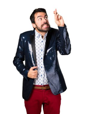 Ceket parmaklarıyla kapısı olan adam