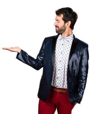 Adam bir şey tutan ceket ile