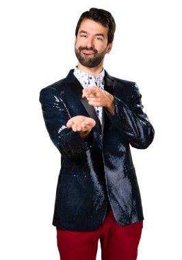 Adam bir şey tutan ceket ile