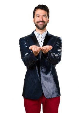 Adam bir şey tutan ceket ile