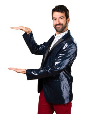 Adam bir şey tutan ceket ile