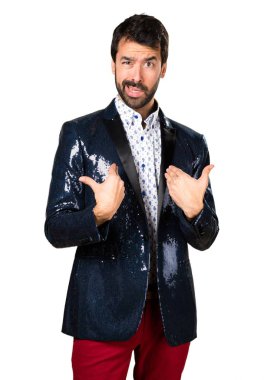 Sürpriz bir jest yapma ceket adamla