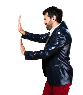 Adam bir şey iterek ceket ile