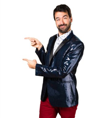 Ceket için lateral işaret eden adamla