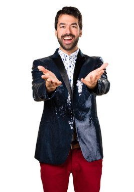 Adam bir şey sunmak ceket ile