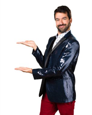 Adam bir şey sunmak ceket ile