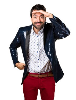 Adam bir şey gösterilen ceket ile