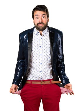 Yıkık adamla ceket ceplerinde para arıyor