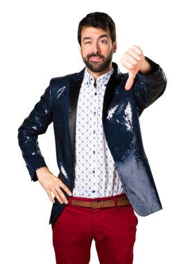 Adam kötü sinyal yapma ceket ile