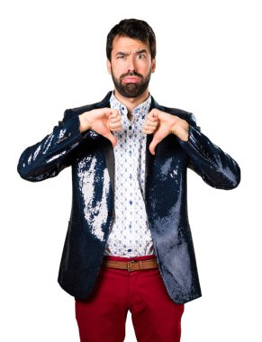 Adam kötü sinyal yapma ceket ile