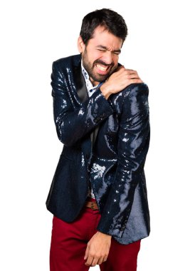 Omuz ağrısı ceketle adamla