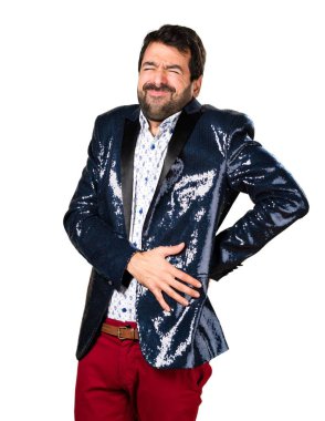 Sırt ağrısı ceketle adamla