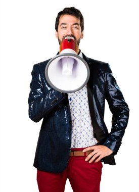 Ceket tarafından megafon bağıran adamla