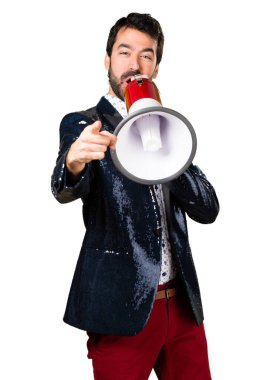 Ceket tarafından megafon bağıran adamla