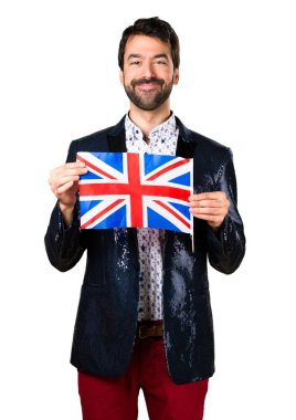 Adam bir İngiltere bayrağı tutarak ceket ile