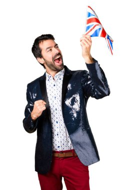 Adam bir İngiltere bayrağı tutarak ceket ile