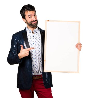 Adam boş bir afiş tutarak ceket ile