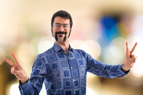 Vintage genç adam zafer jest yapma