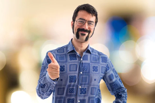 Başparmak ile Vintage genç adam 