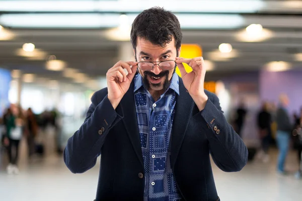 Vintage genç adam bir şeyler gösteriyor