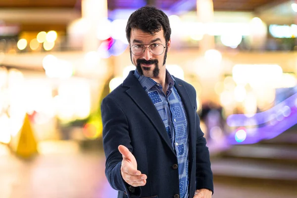 Bir anlaşma yapmadan vintage genç adam 