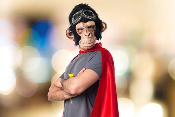 Homem macaco super-herói com os braços cruzados — Fotografia de Stock