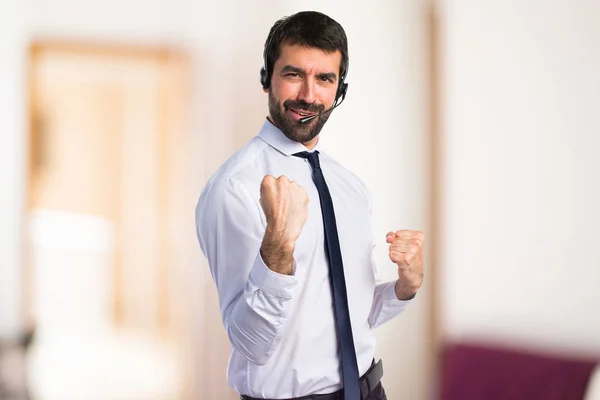 Joven afortunado con auriculares — Foto de Stock