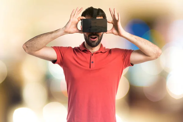Homem surpreso usando óculos VR — Fotografia de Stock