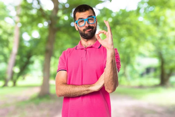 Adam renkli elbise yapma Ok işareti ile