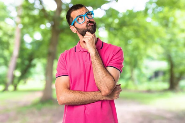 Man met kleurrijke kleding denken — Stockfoto