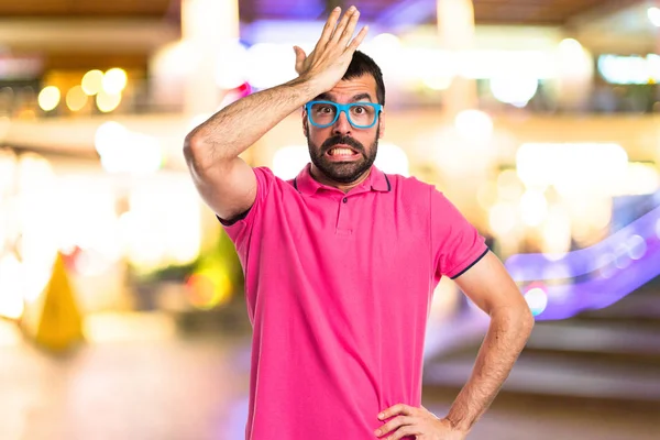 Man met kleurrijke kleding denken — Stockfoto