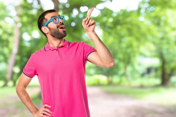 Adam renkli giysileri düşünme ile