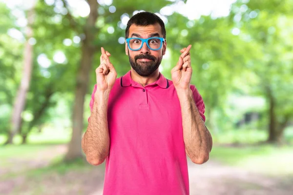 Adam parmaklarıyla geçiş renkli giysileri ile