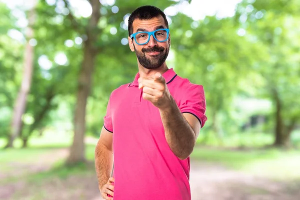 Adam renkli giysileri öne işaret ile