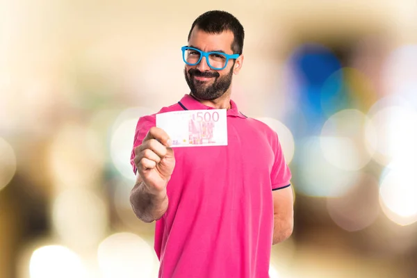 Άνθρωπος με πολύχρωμα ρούχα λαμβάνοντας πολλά χρήματα — Φωτογραφία Αρχείου
