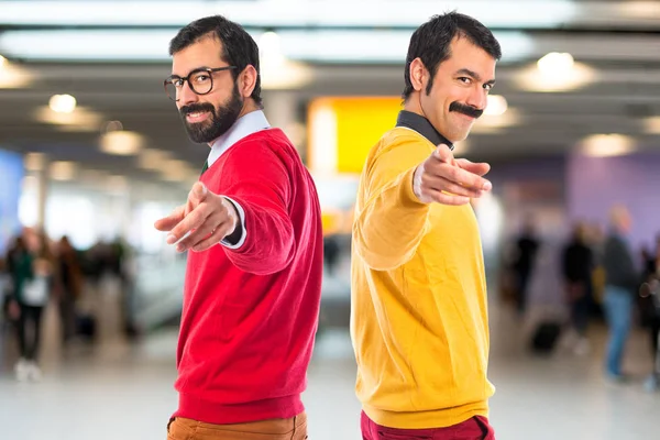 Tweeling wijzen op de voorgrond plaatsen — Stockfoto